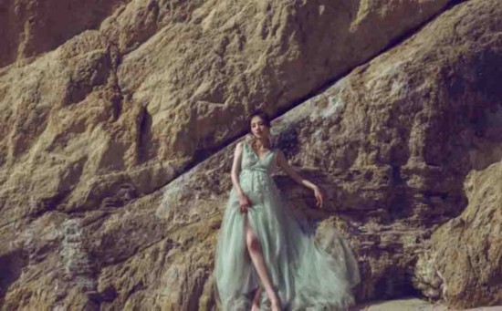 章龄之二胎孕期写真曝光四肢纤细 白纱长裙洋