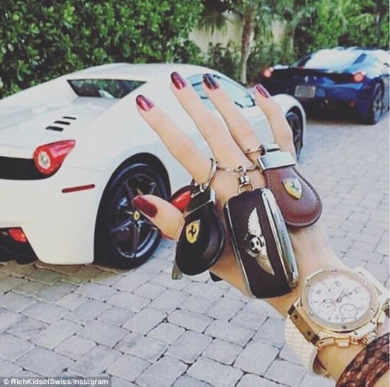 太娇奢!瑞士富二代发图狂炫富 用香槟洗澡