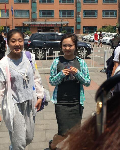 林妙可身穿绿色长裙低调走出高考考场 笑容灿