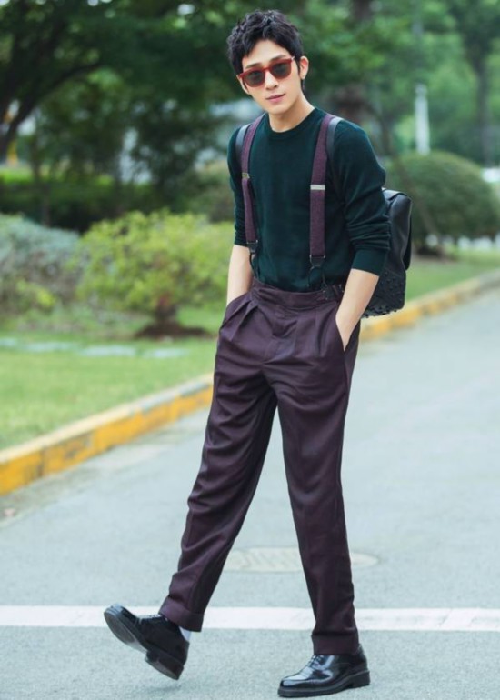 井柏然最新写真曝光 短发背带裤演绎清新少年