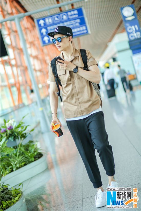 高云翔现身机场 休闲运动风酷感十足(组图)