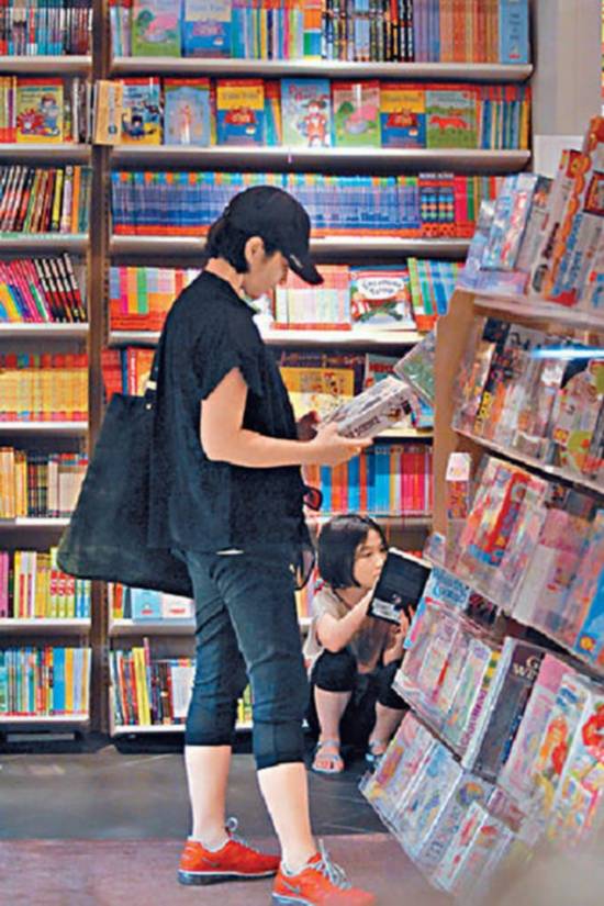关咏荷携女逛书店 11岁女儿遗传妈妈美貌气质