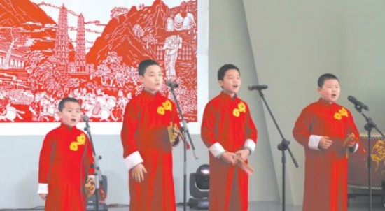 孩子们在山西太原市综合传习中心表演莲花落