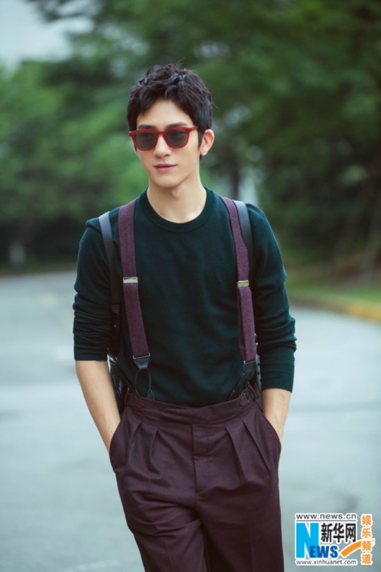 井柏然最新写真 短发背带裤演绎清新少年范儿