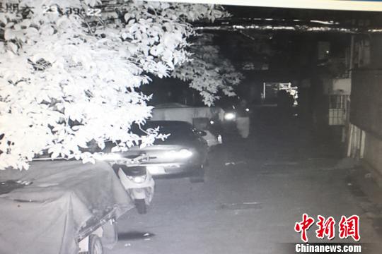 男子深夜绕豪车追猫咪无果 为泄愤借酒劲划伤