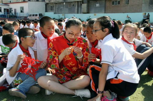 小学生们用亲近剪纸的方式,关注非遗和传统文化