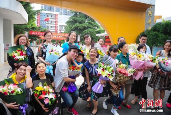 中国大部分地区高考落幕 王俊凯考完后参观八中阅览室