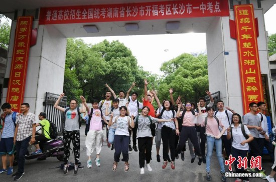 中国大部分地区高考落幕 王俊凯考完后参观八中阅览室