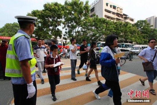 中国大部分地区高考落幕 王俊凯考完后参观八中阅览室