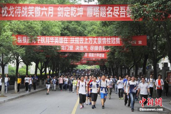 中国大部分地区高考落幕 王俊凯考完后参观八中阅览室