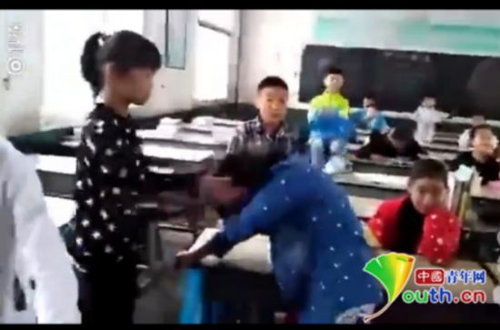 河南一多名女生内涵内遭教室女生围殴现场高小学女生图片