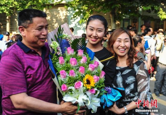 中国大部分地区高考落幕 王俊凯考完后参观八中阅览室