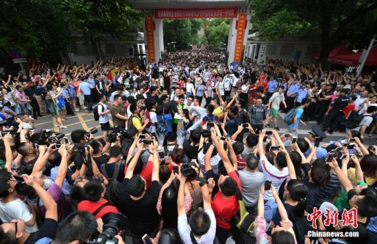 中国大部分地区高考落幕 王俊凯考完后参观八中阅览室