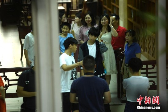 中国大部分地区高考落幕 王俊凯考完后参观八中阅览室