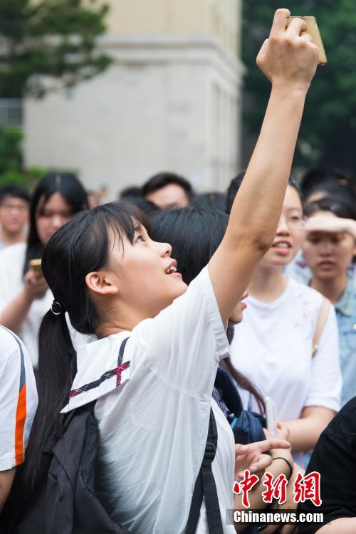 中国大部分地区高考落幕 王俊凯考完后参观八中阅览室