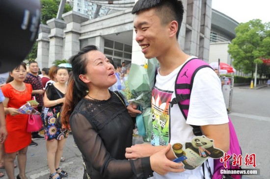 中国大部分地区高考落幕 王俊凯考完后参观八中阅览室