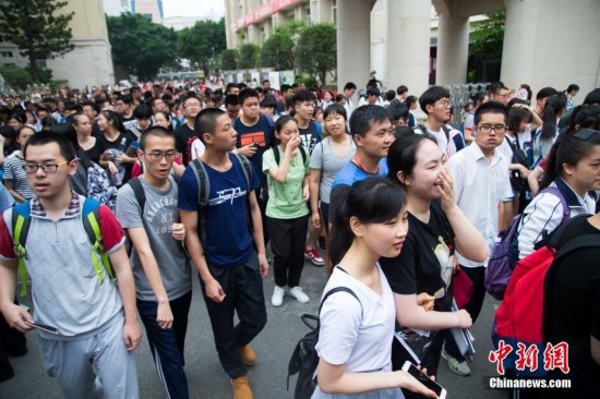 中国大部分地区高考落幕 王俊凯考完后参观八中阅览室