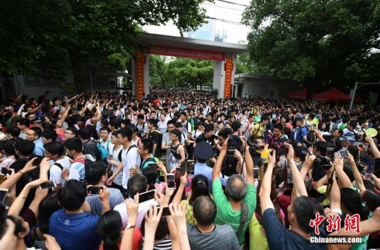 中国大部分地区高考落幕 王俊凯考完后参观八中阅览室
