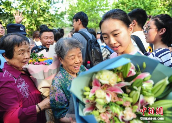 中国大部分地区高考落幕 王俊凯考完后参观八中阅览室