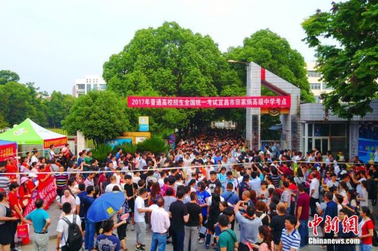 中国大部分地区高考落幕 王俊凯考完后参观八中阅览室