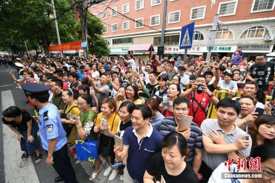 中国大部分地区高考落幕 王俊凯考完后参观八中阅览室