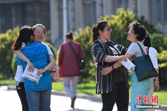 中国大部分地区高考落幕 王俊凯考完后参观八中阅览室
