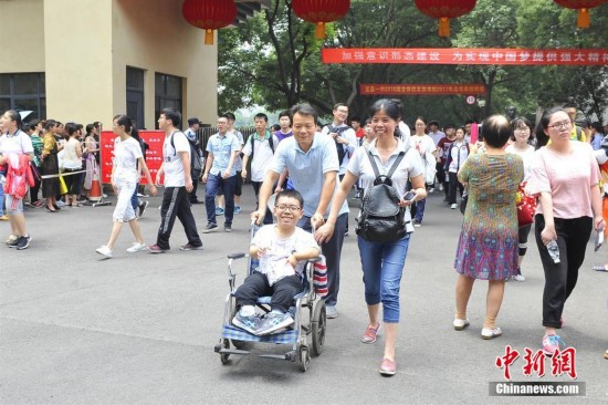 中国大部分地区高考落幕 王俊凯考完后参观八中阅览室