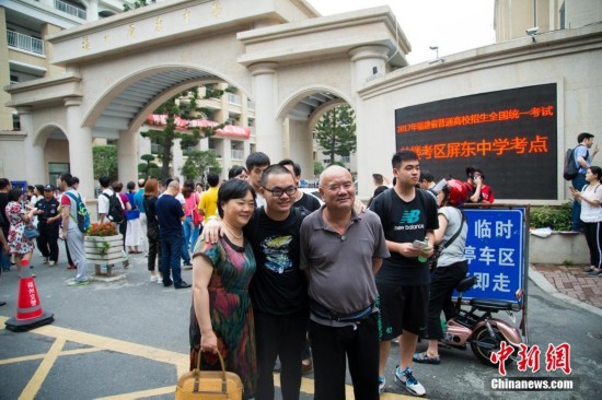 中国大部分地区高考落幕 王俊凯考完后参观八中阅览室