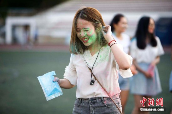 山西大学生拍创意毕业照 纪念校园时光