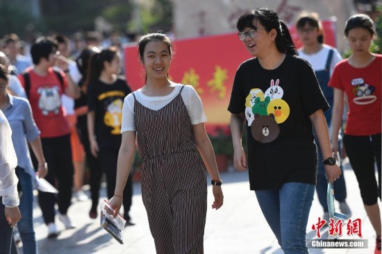 中国大部分地区高考落幕 王俊凯考完后参观八中阅览室