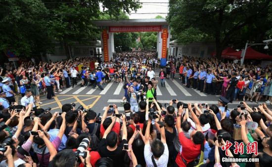 中国大部分地区高考落幕 王俊凯考完后参观八中阅览室