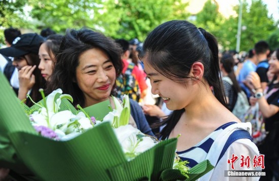 中国大部分地区高考落幕 王俊凯考完后参观八中阅览室