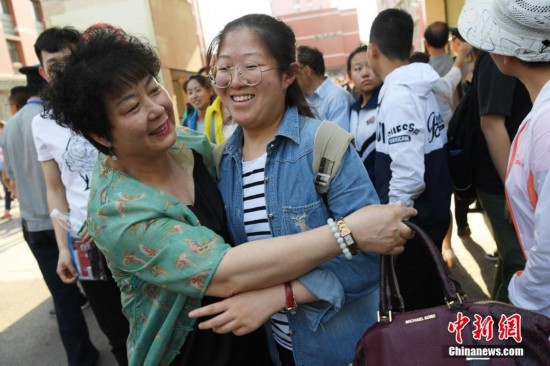 中国大部分地区高考落幕 王俊凯考完后参观八中阅览室