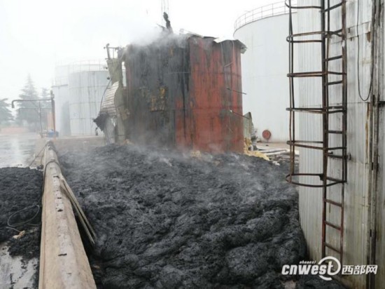 铜川一能源企业清洗油罐产生白色烟雾 相关部