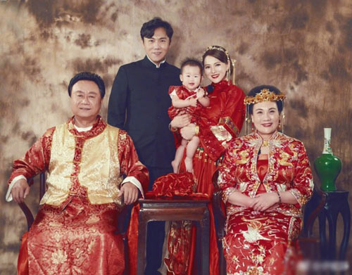 伊能静一家五口拍中式全家福 公婆出镜米粒白胖可爱