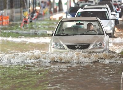 暴雨袭击江苏多地 南京发布暴雨红色预警