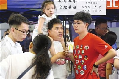 2017年高考招生咨询会在天津举办 百所高校答