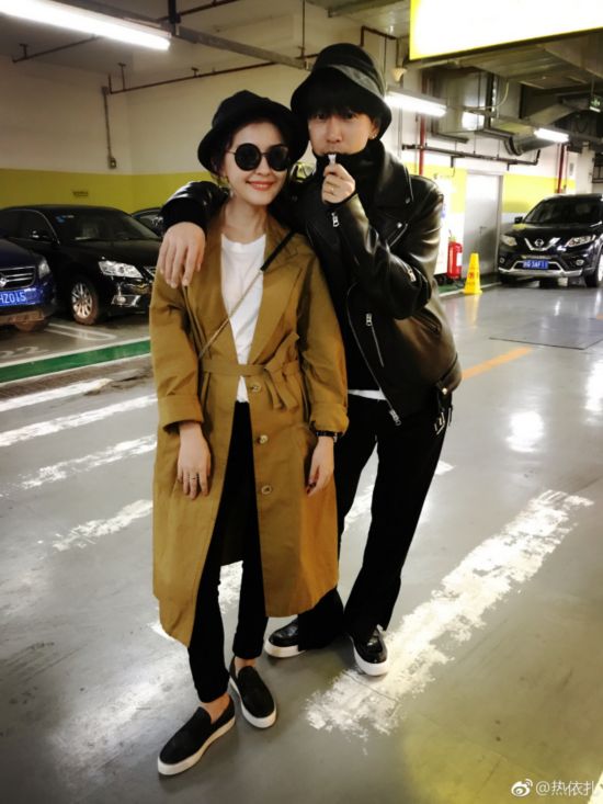 热依扎周游公开恋情晒合照 同穿一件衣服亲吻