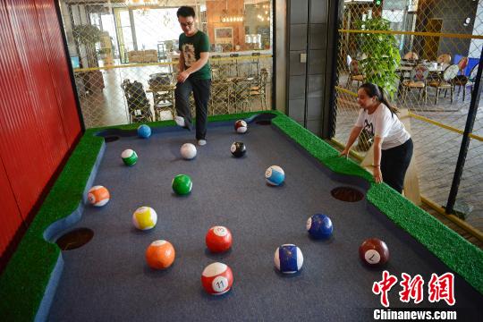 台球桌上踢足球 混搭游戏吸引都市年轻人