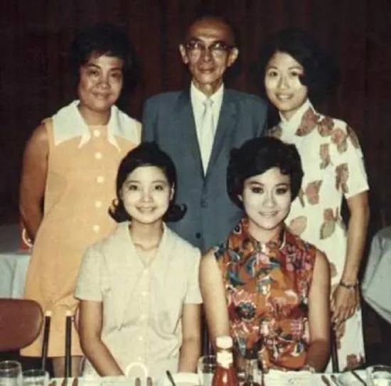 陈蝶衣(后中)与邓丽君、吴静娴、姚莉等合影