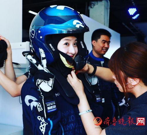 美呆!章泽天穿赛车服英姿飒爽 奶茶妹妹也有帅