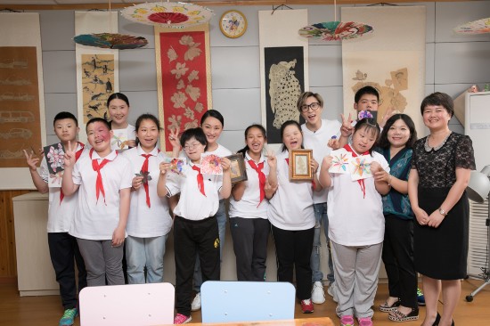 周迅薛之谦卢兰走进特教学校 与孩子玩旱地冰球赛