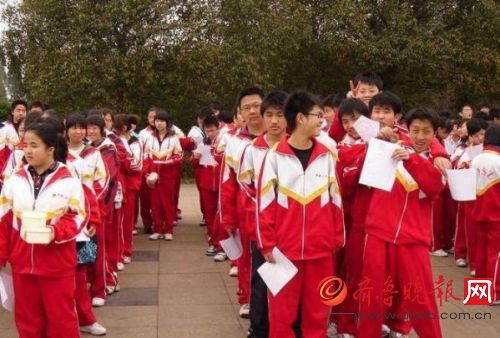 不信你们自己看:重庆八中     重庆八中是王俊凯的母校,他穿校服的
