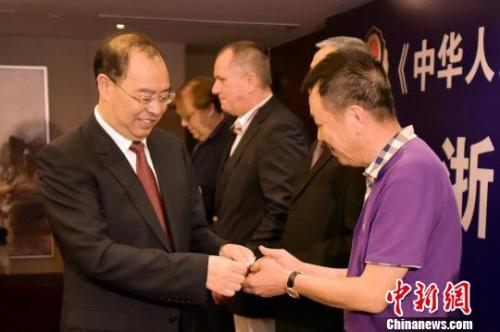 中国多地颁发新版 外国人永久居留身份证