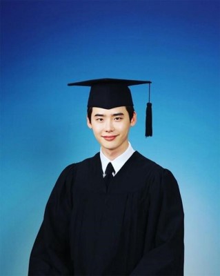 热巴毕业照片曝光 宋仲基胡歌少女时代李圣经郑爽学士服照盘点