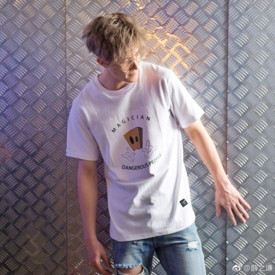 薛之谦最新照片曝光 眼神迷人撩妹技能满分