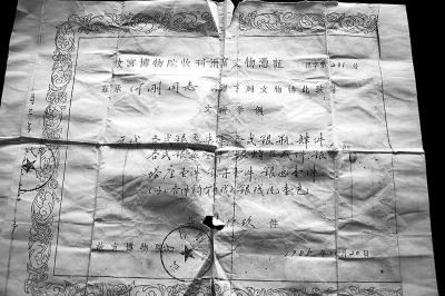 1985年,故宫博物院给何刚出具的捐赠文物凭证,上面记载有捐赠文物共19件。