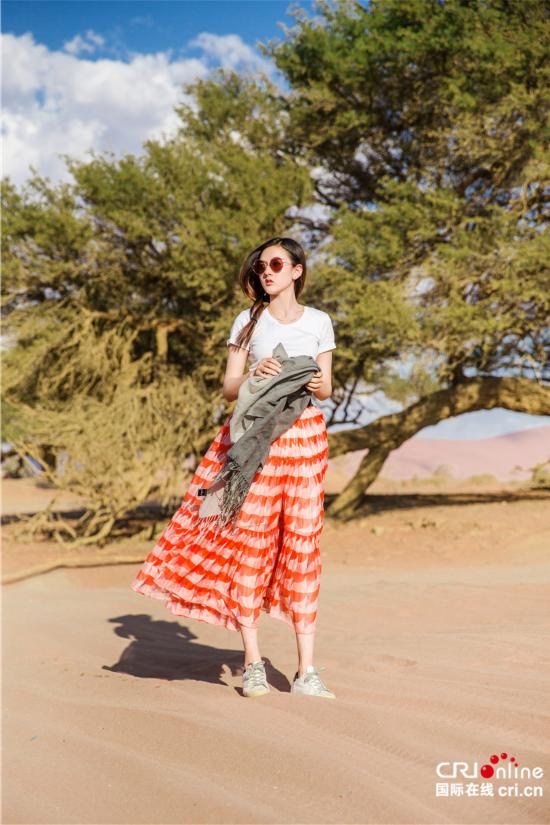 宋祖儿变身娜扎 迷妹 携手爬沙丘姐妹情深