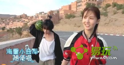旅途的花样华晨宇手滑摔瓜 金晨豪迈蹲路边吃瓜
