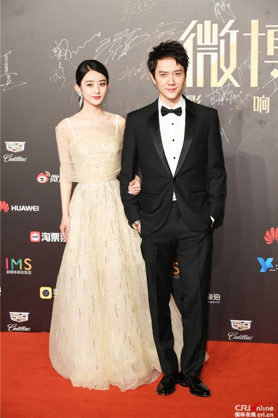 赵丽颖冯绍峰甜美携手亮相 女儿国女王风范显